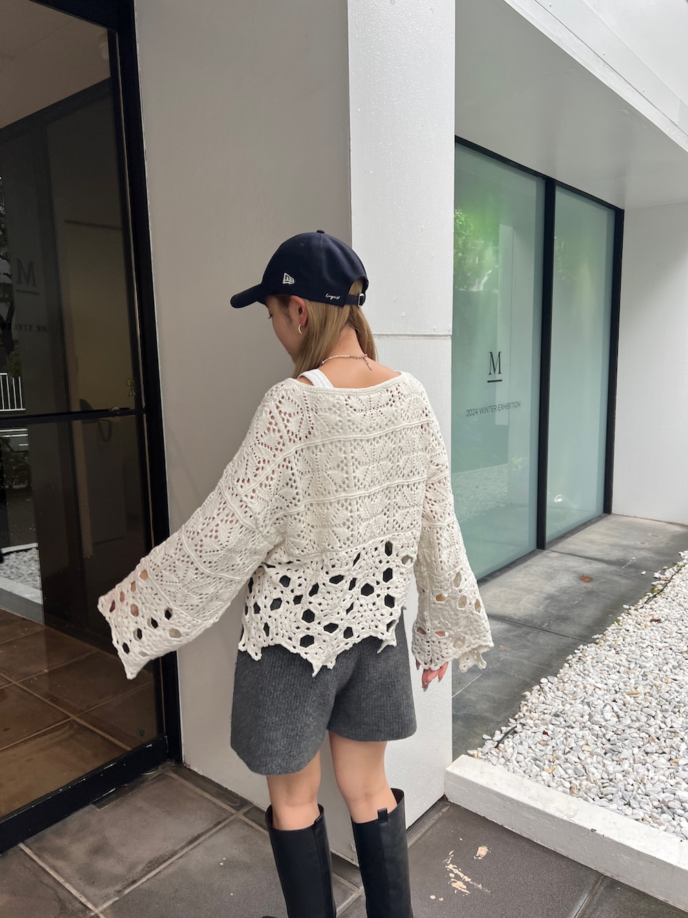 ホワイト系のニット/セーター、ホワイト系のTシャツ/カットソー、グレー系のその他パンツを着用したレディースの夏コーディネートの5枚目の写真