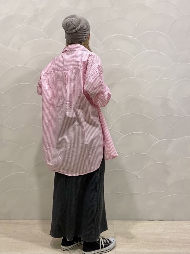 ピンク系のシャツ/ブラウス、ホワイト系のタンクトップ、グレー系のスカートを着用したレディースの春コーディネートの2枚目の写真