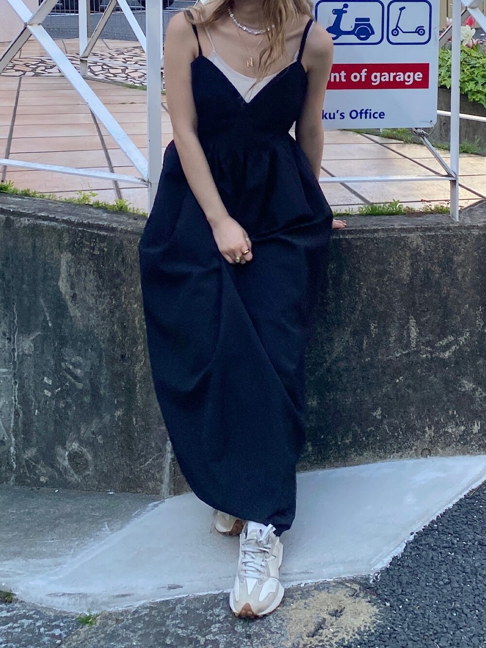 ブラック系のワンピースを着用したレディースの春コーディネートの2枚目の写真