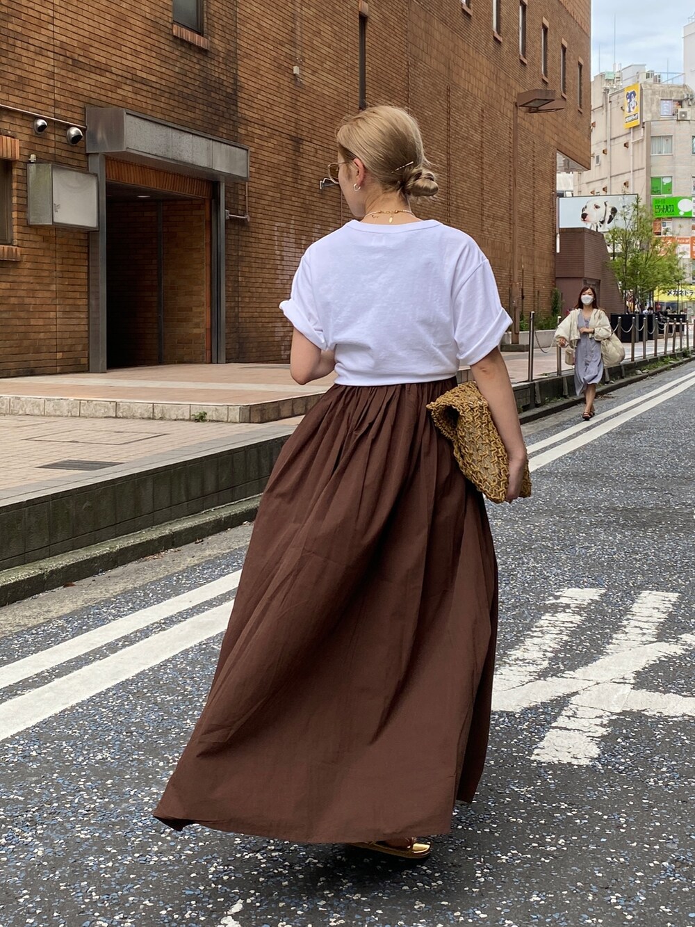ゴールド系のサンダル、ホワイト系のTシャツ/カットソー、ブラウン系のワンピースを着用したレディースの夏コーディネートの4枚目の写真