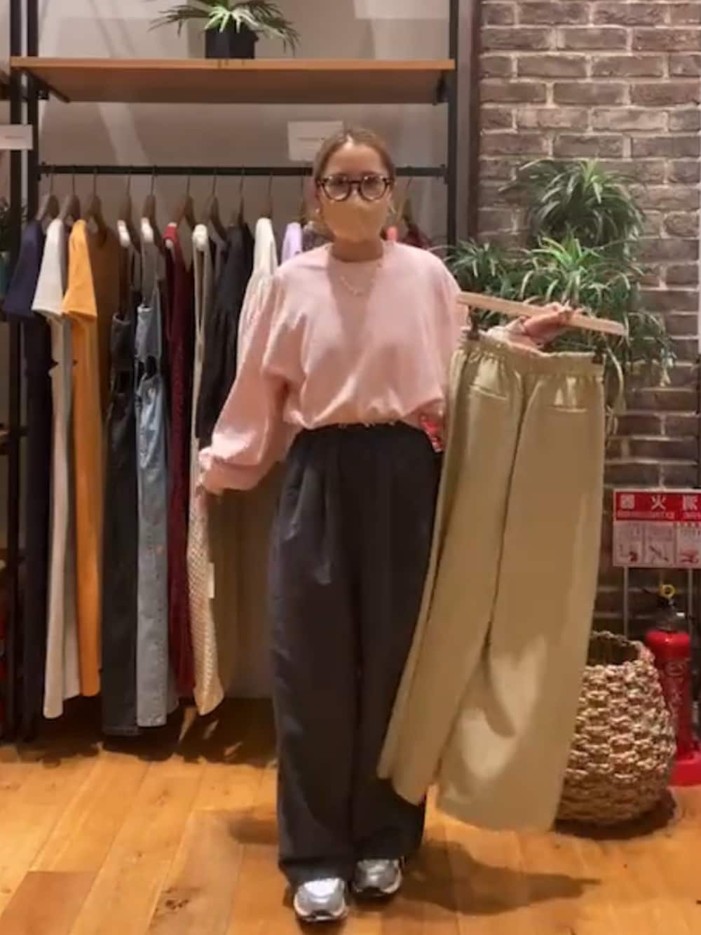 ピンク系のスウェット、グレー系のその他パンツを着用したレディースの秋コーディネートの3枚目の写真