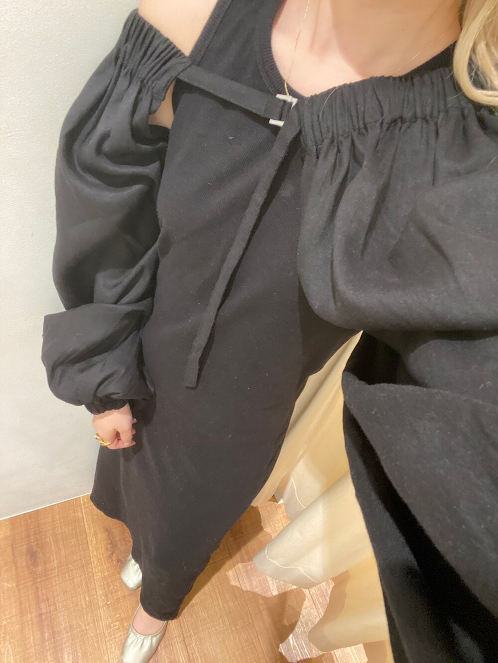 ブラック系のワンピース、ブラック系のシャツ/ブラウスを着用したレディースの春コーディネートの2枚目の写真