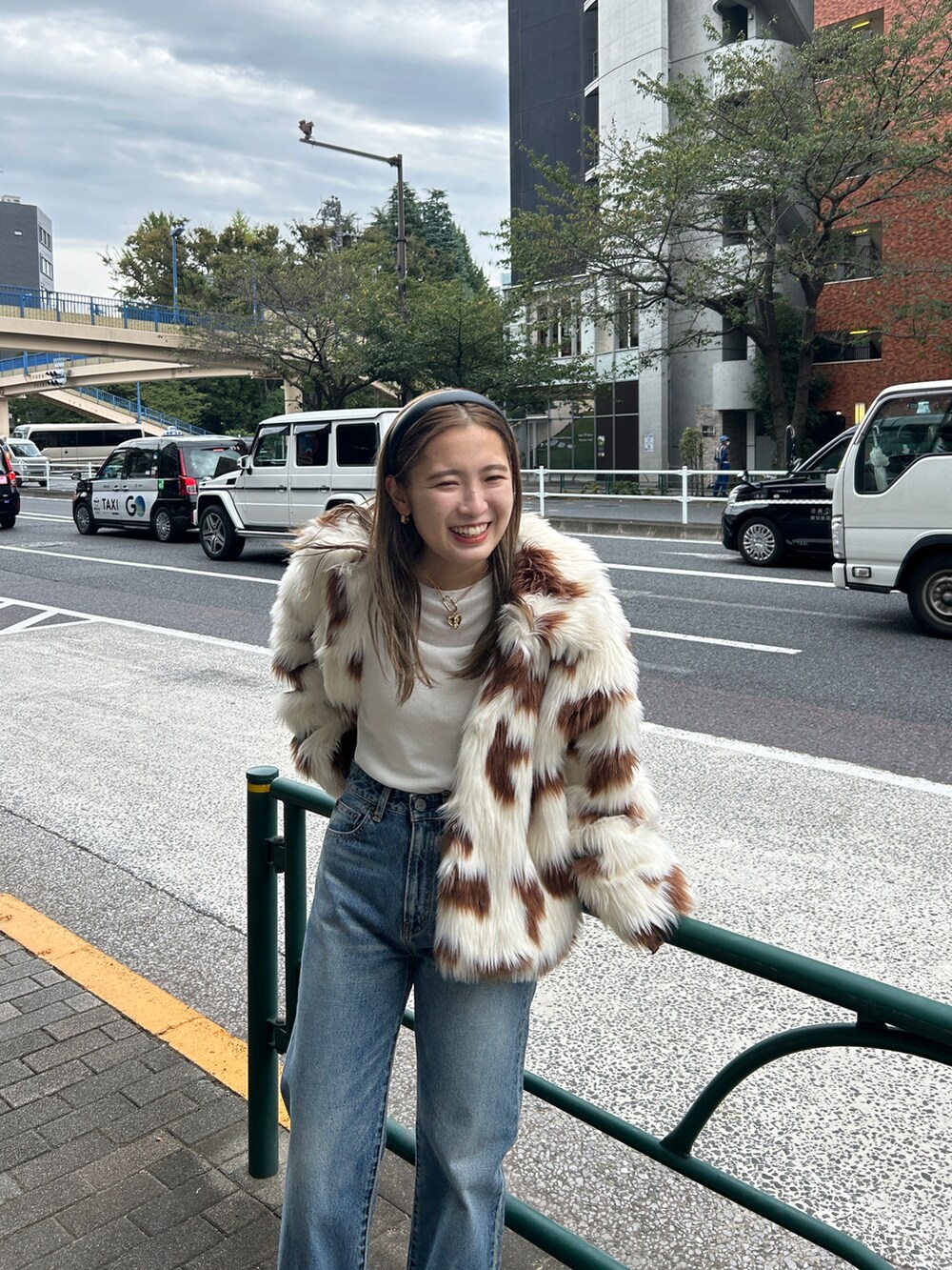 その他のその他アウター、ブルー系のデニムパンツ、ブラウン系のブーツを着用したレディースの秋コーディネートの4枚目の写真