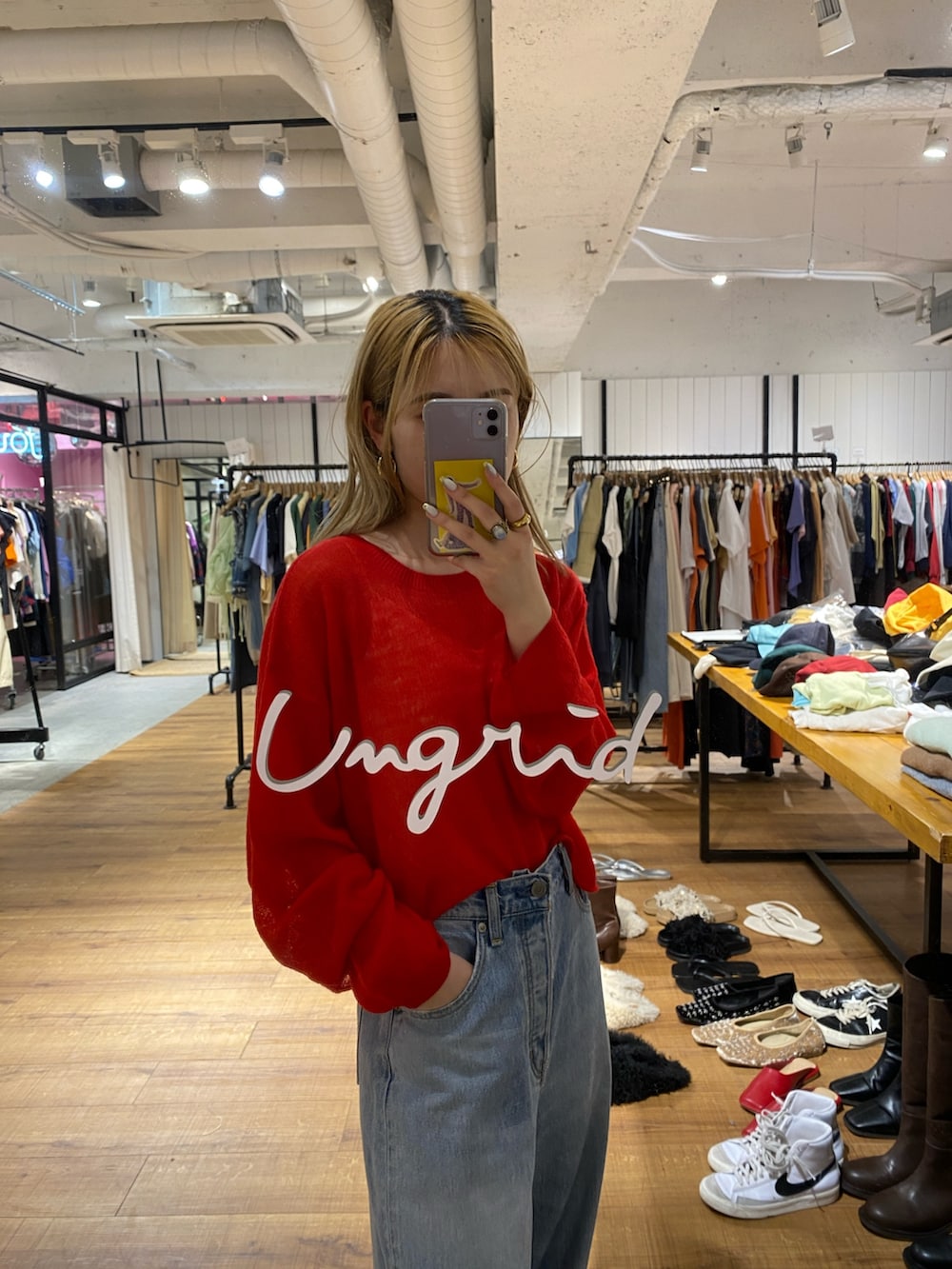 レッド系のニット/セーター、ベージュ系のパンプスを着用したレディースの秋コーディネートの4枚目の写真