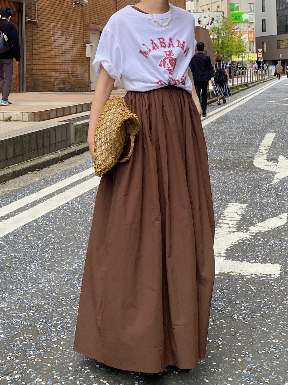 ゴールド系のサンダル、ホワイト系のTシャツ/カットソー、ブラウン系のワンピースを着用したレディースの夏コーディネートの2枚目の写真