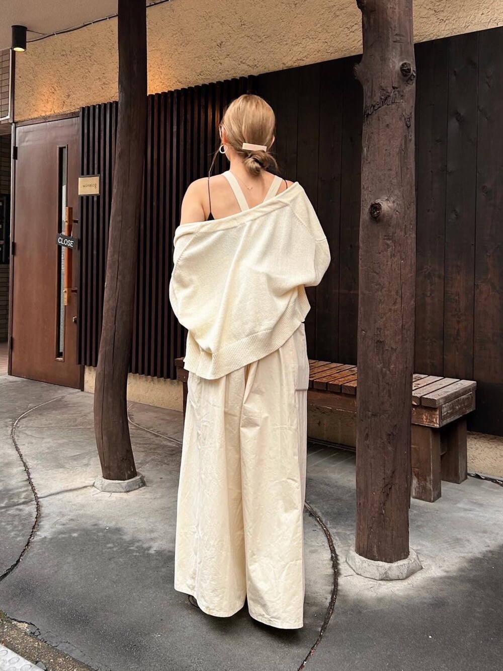 ホワイト系のつなぎ/オールインワン、ホワイト系のカーディガン/ボレロ、ゴールド系のサンダルを着用したレディースの春コーディネートの4枚目の写真