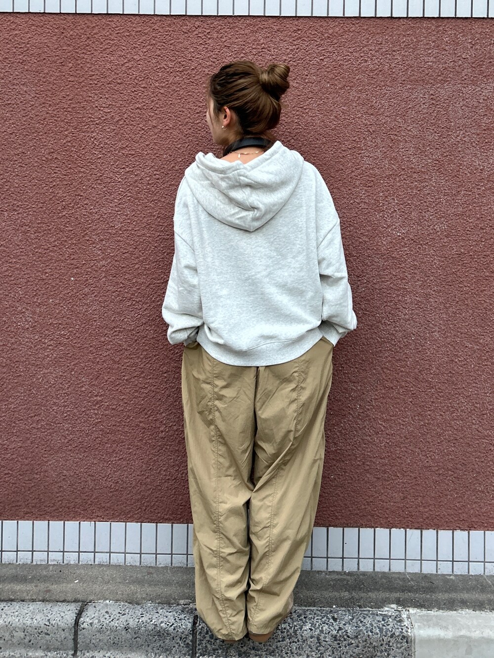 グレー系のパーカー、ベージュ系のその他パンツを着用したレディースの冬コーディネートの4枚目の写真
