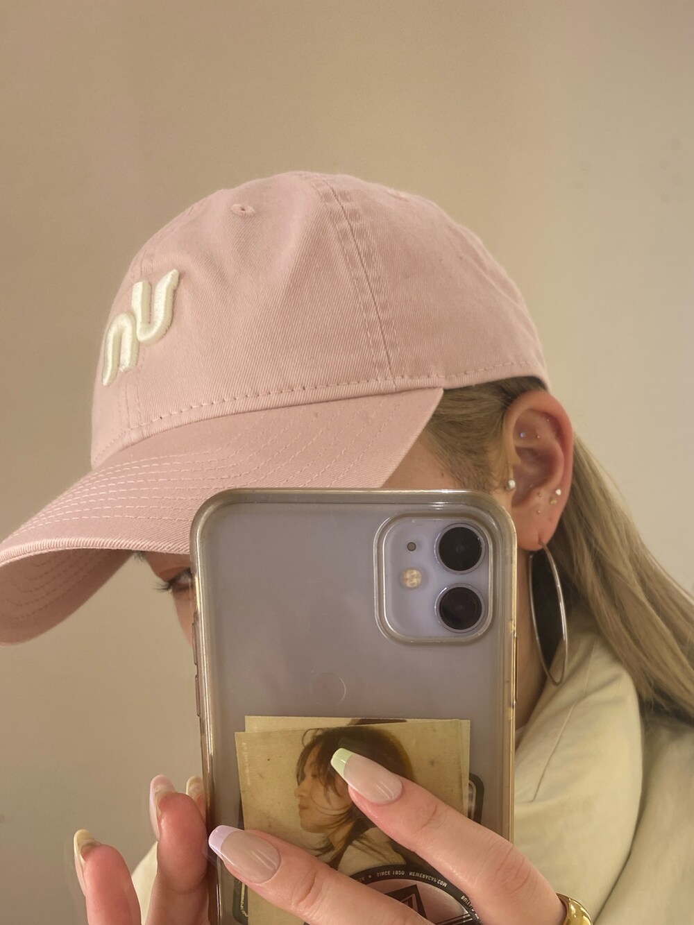 パープル系のその他パンツ、ホワイト系のショルダーバッグ、ピンク系のキャップを着用したレディースの春コーディネートの3枚目の写真