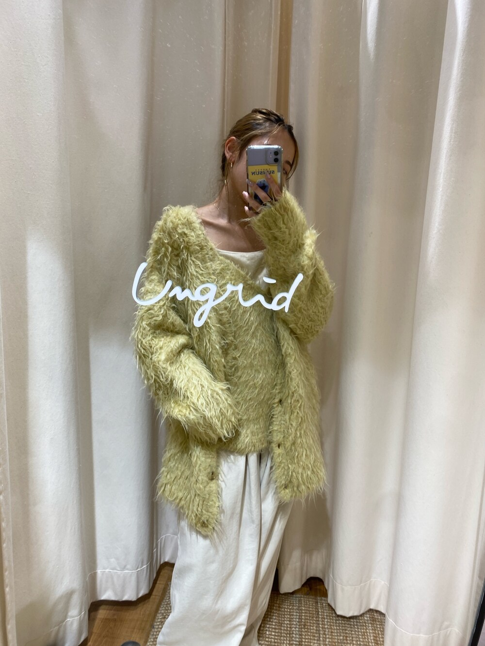 イエロー系のカーディガン/ボレロ、ホワイト系のその他パンツを着用したレディースの秋コーディネートの5枚目の写真