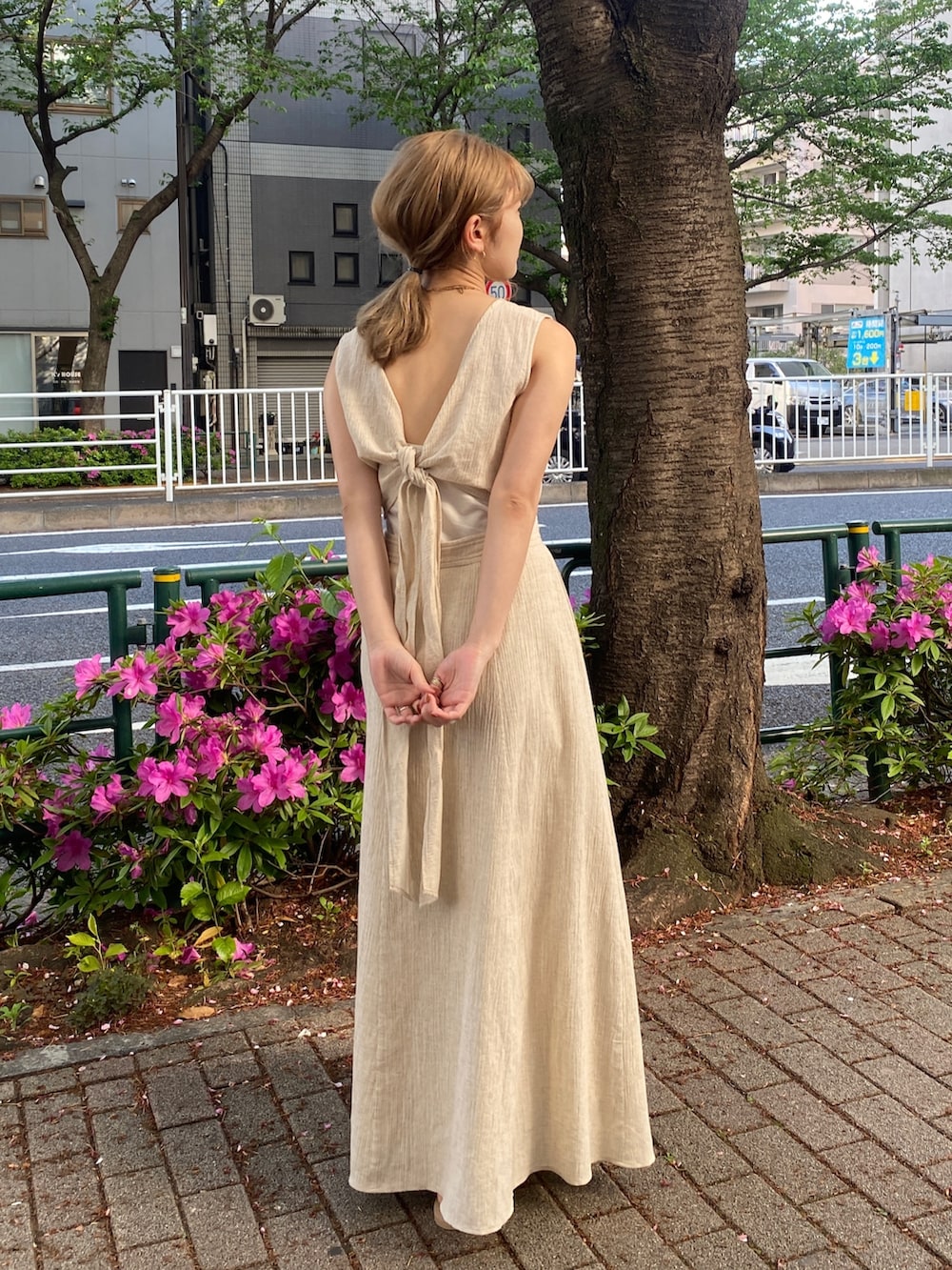 ホワイト系のワンピースを着用したレディースの春コーディネートの3枚目の写真