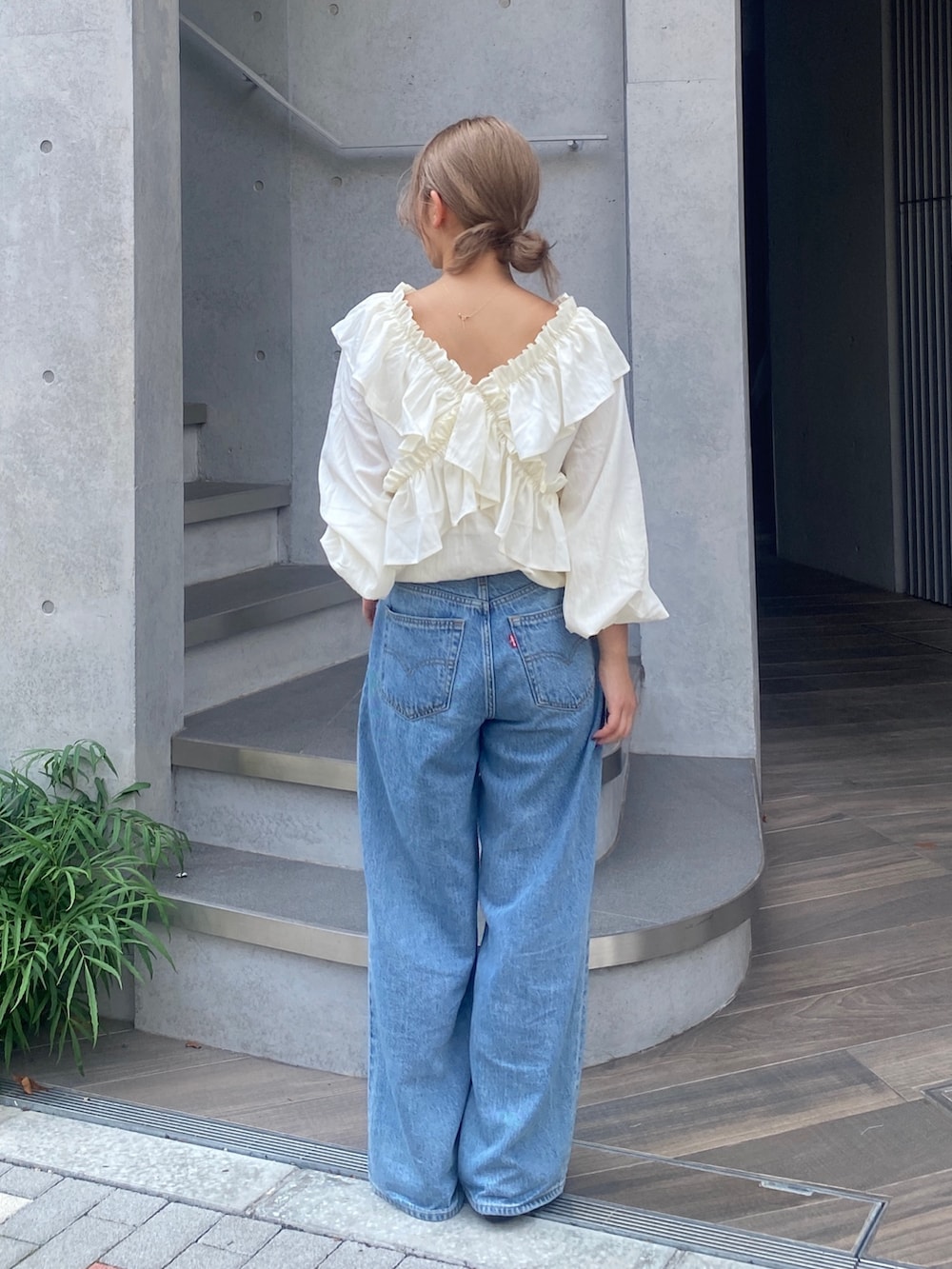 ホワイト系のシャツ/ブラウス、ブルー系のデニムパンツ、ブラウン系のその他シューズを着用したレディースの夏コーディネートの3枚目の写真