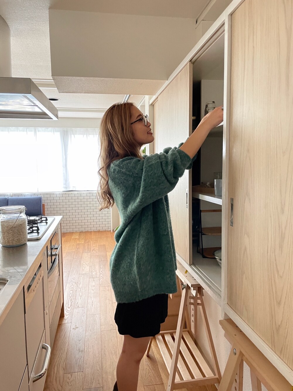 グリーン系のカーディガン/ボレロ、ブラック系のローファー、ブラック系のメガネを着用したレディースの秋コーディネートの7枚目の写真