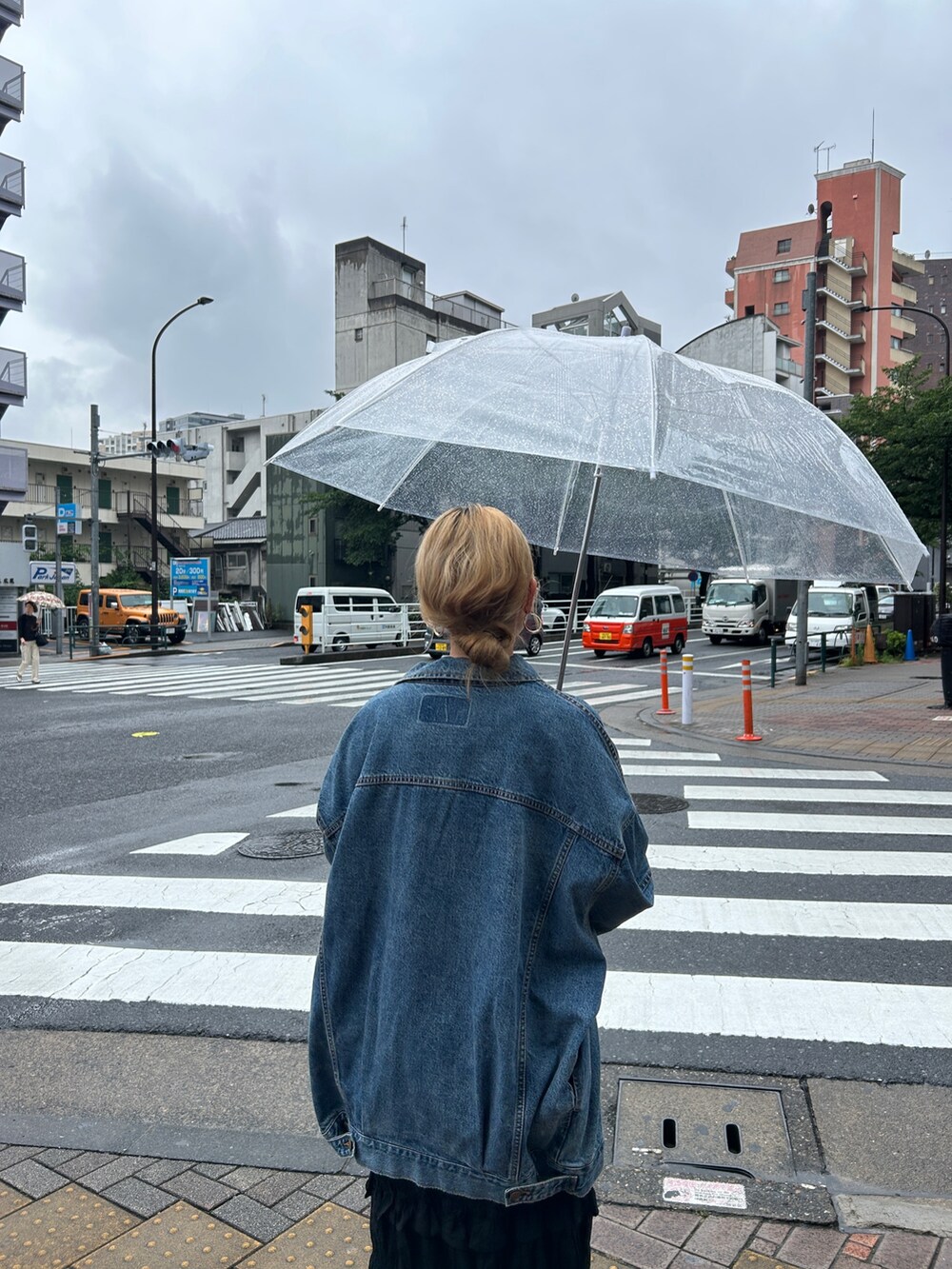 ブルー系のデニムジャケット、ブラック系のスカート、ホワイト系のTシャツ/カットソーを着用したレディースの夏コーディネートの3枚目の写真
