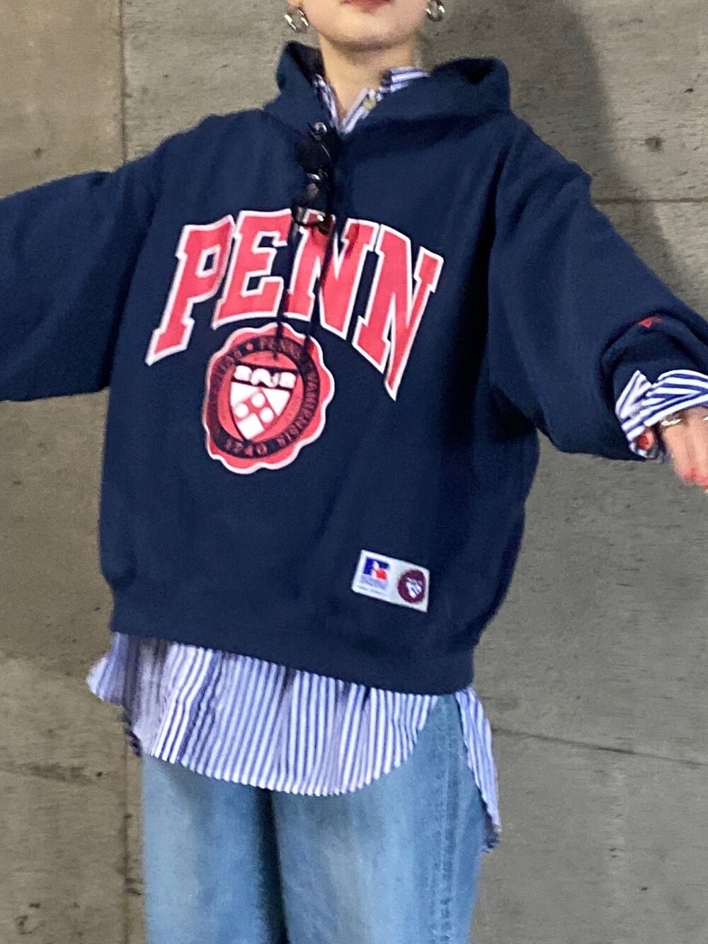 ブルー系のパーカー、ブルー系のシャツ/ブラウス、ブルー系のデニムパンツを着用したレディースの冬コーディネートの6枚目の写真