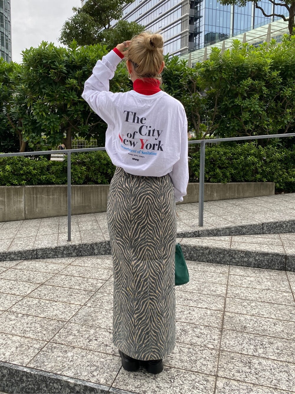 グリーン系のMA-1、レッド系のニット/セーター、ホワイト系のTシャツ/カットソーを着用したレディースの秋コーディネートの5枚目の写真