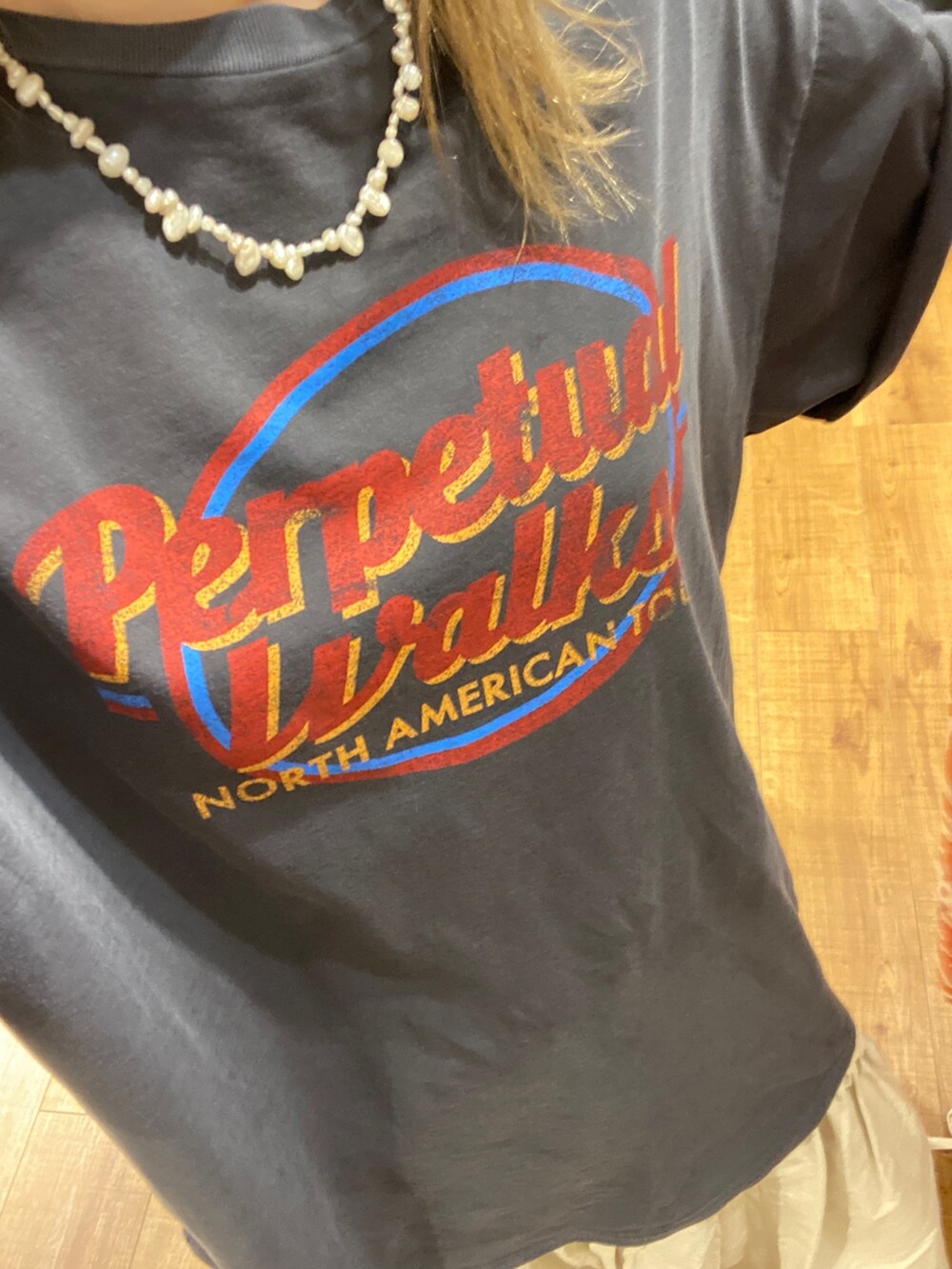 グレー系のTシャツ/カットソー、ホワイト系のスカートを着用したレディースの夏コーディネートの2枚目の写真