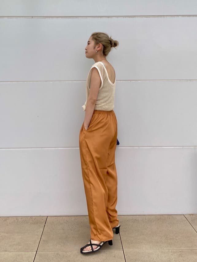 ブラック系のサンダル、オレンジ系のその他パンツ、ブルー系のショルダーバッグを着用したレディースの春コーディネートの2枚目の写真