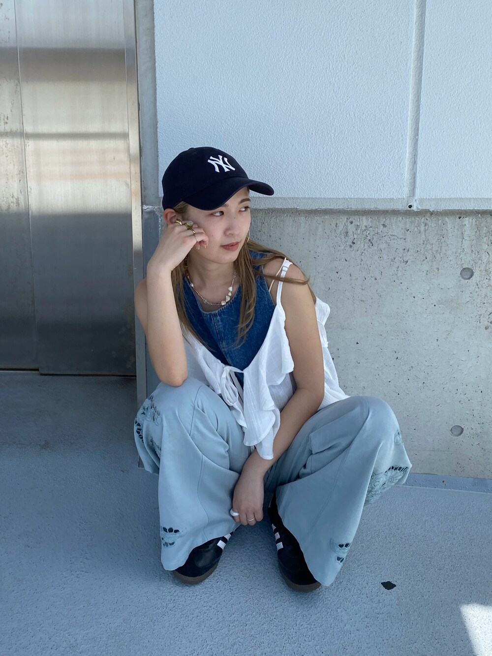 ホワイト系のキャミソール、ブルー系のシャツ/ブラウス、ブルー系のその他パンツを着用したレディースの夏コーディネートの3枚目の写真