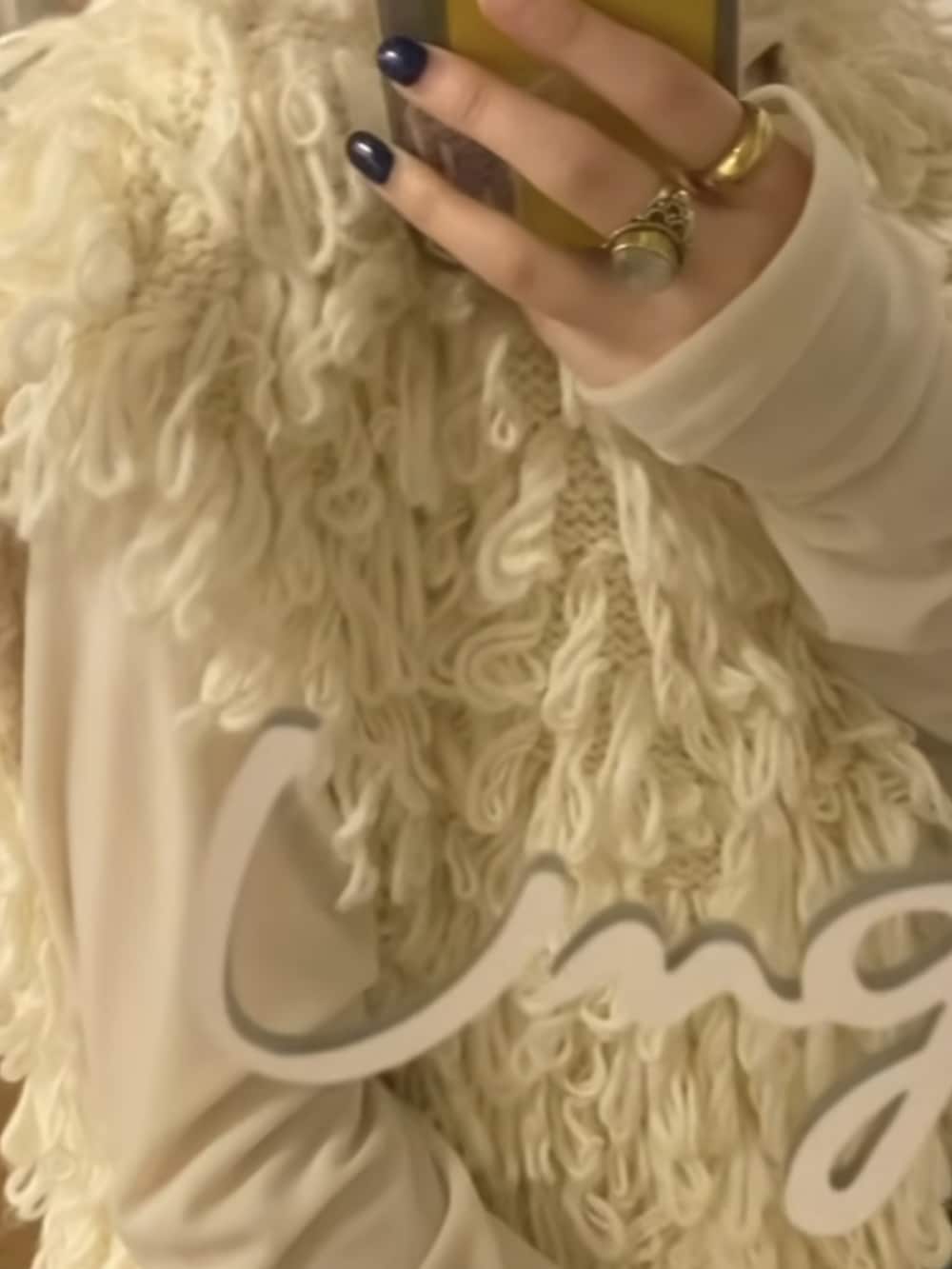 ホワイト系のTシャツ/カットソー、ホワイト系のベストを着用したレディースの夏コーディネートの3枚目の写真