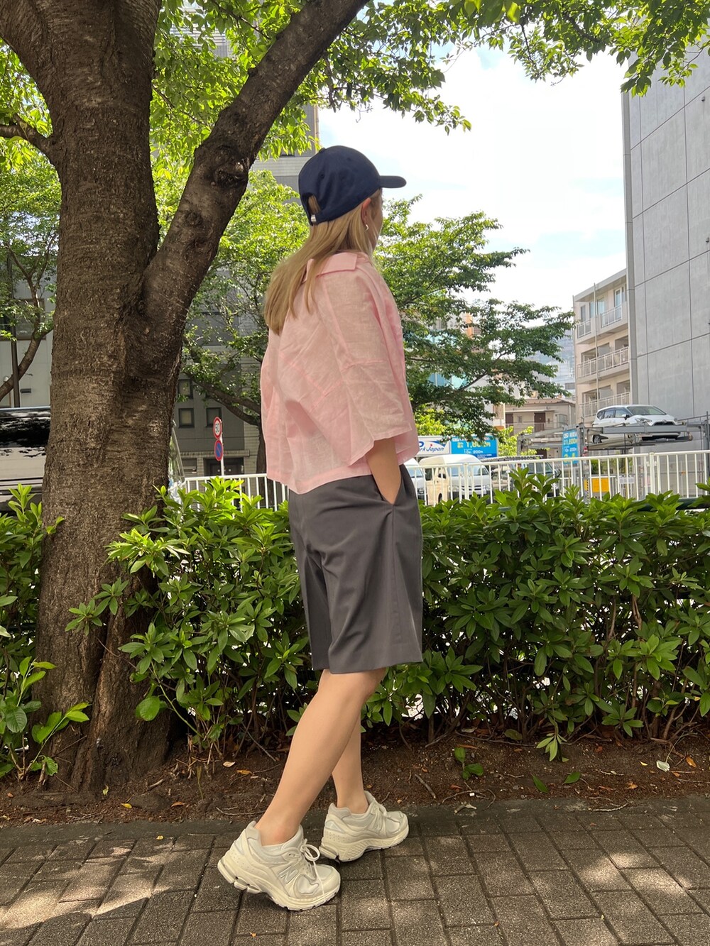 ホワイト系のキャミソール、グレー系のその他パンツを着用したレディースの夏コーディネートの4枚目の写真