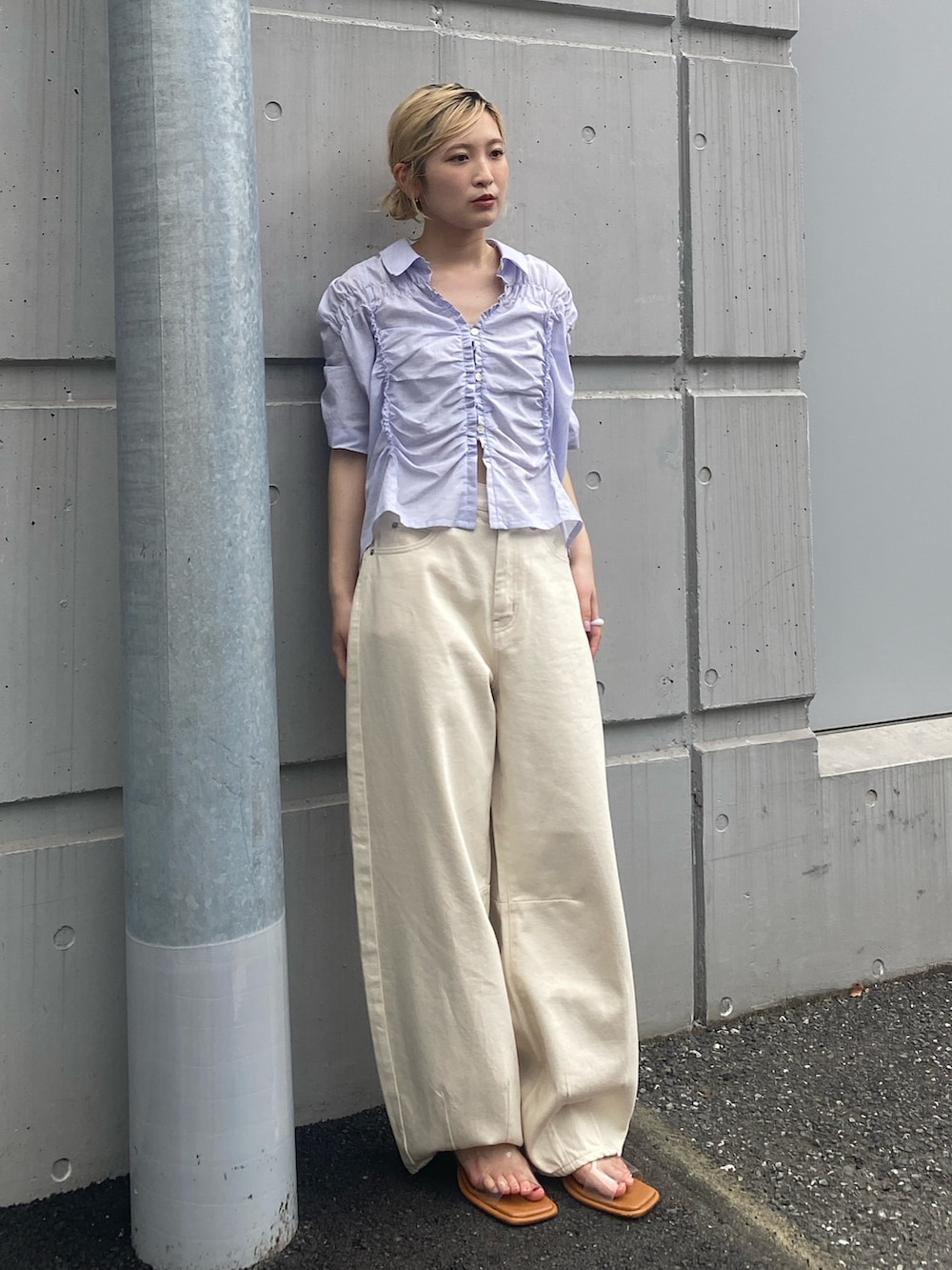 ブルー系のシャツ/ブラウス、ホワイト系のデニムパンツ、その他のサンダルを着用したレディースの春コーディネートの3枚目の写真