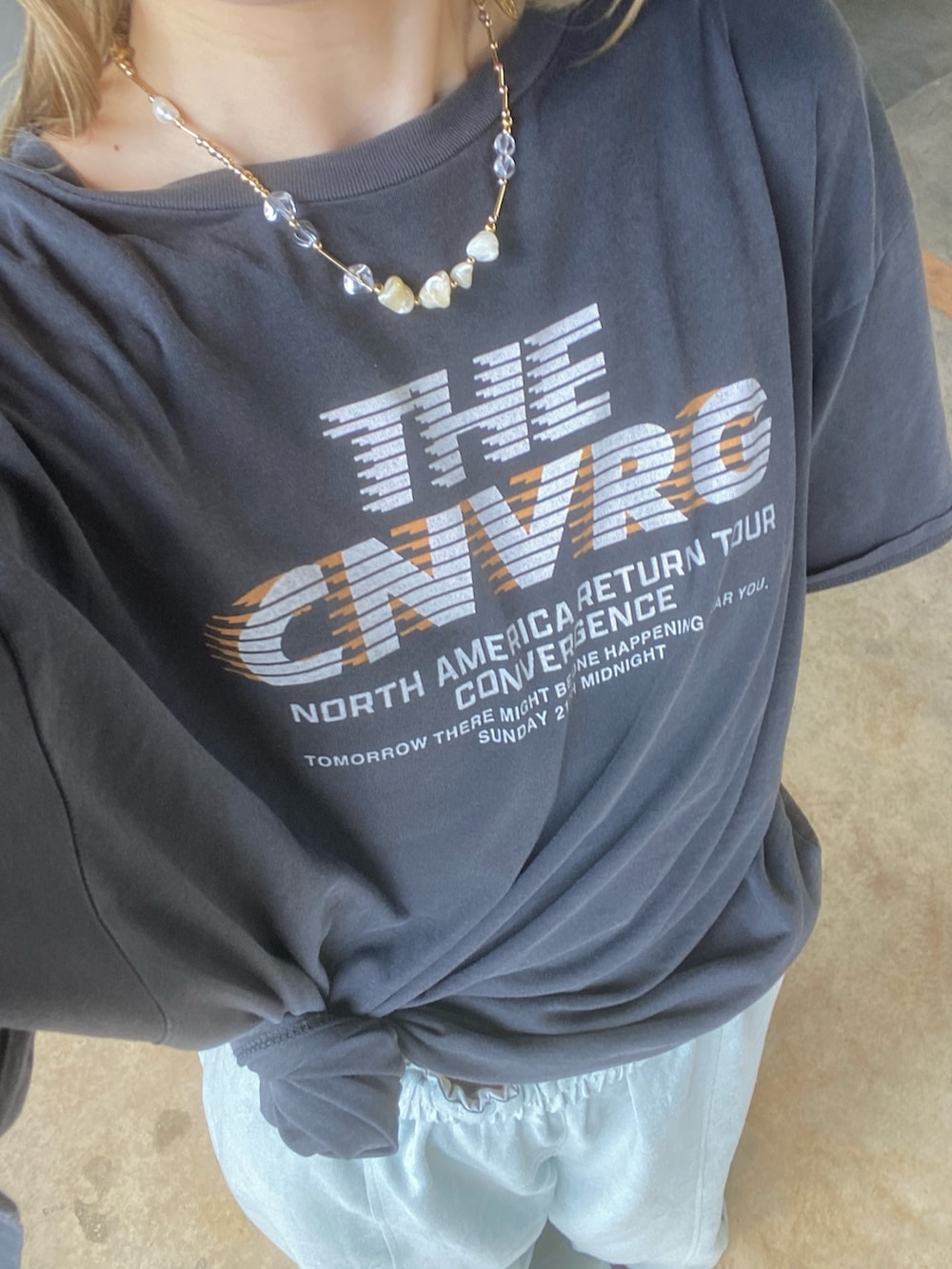 グレー系のTシャツ/カットソー、ブルー系のその他パンツを着用したレディースの夏コーディネートの3枚目の写真