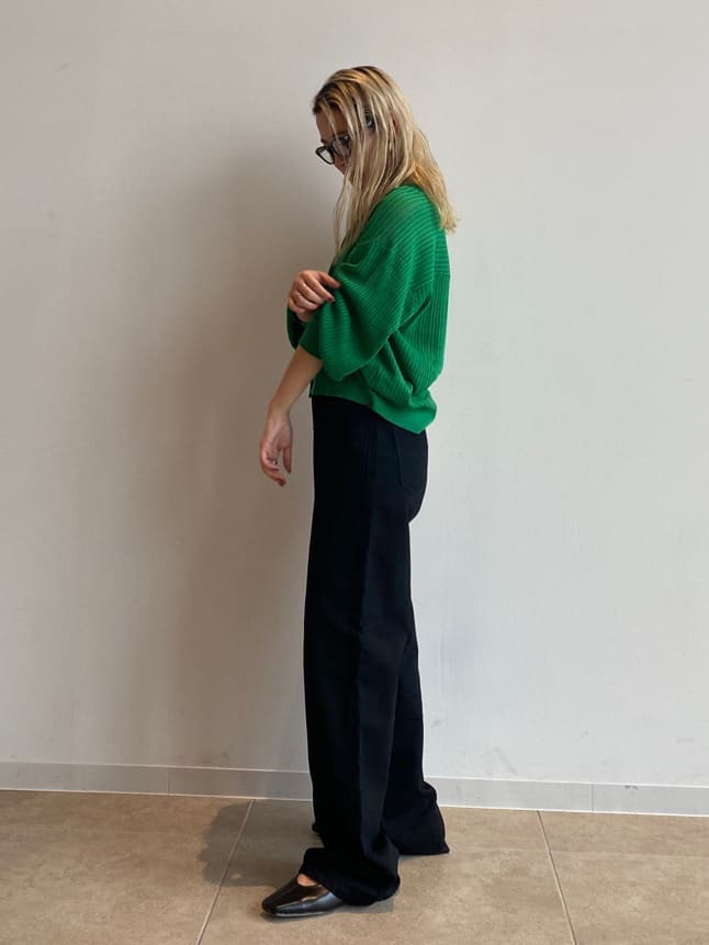 ブラック系のタンクトップ、ブラック系のパンプス、ブラック系のデニムパンツを着用したレディースの夏コーディネートの3枚目の写真