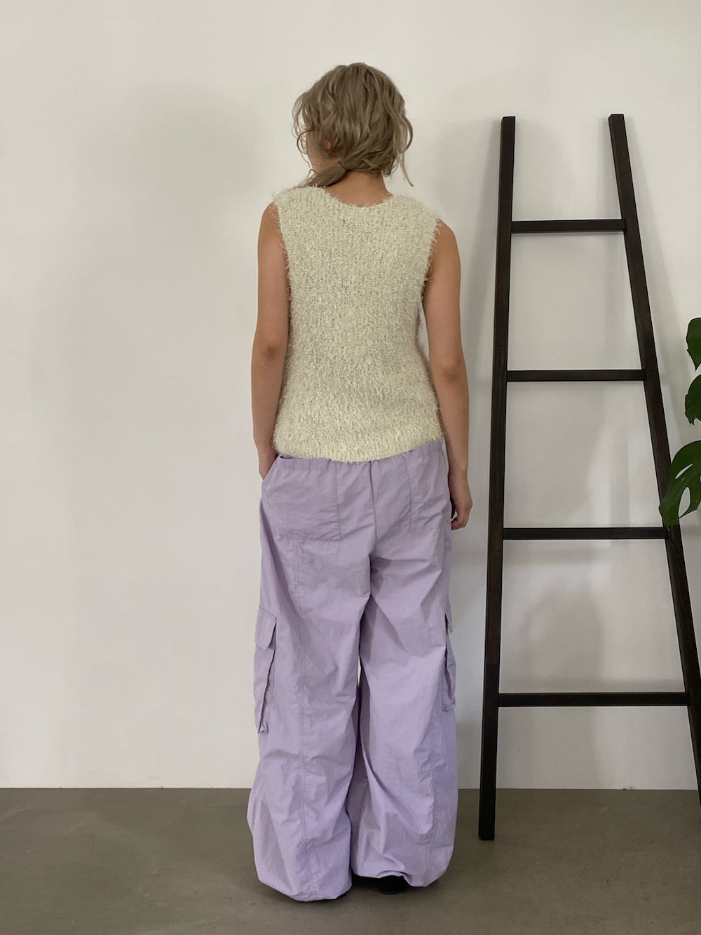 パープル系のその他パンツ、ブラック系のパンプス、グレー系のキャミソールを着用したレディースの夏コーディネートの2枚目の写真