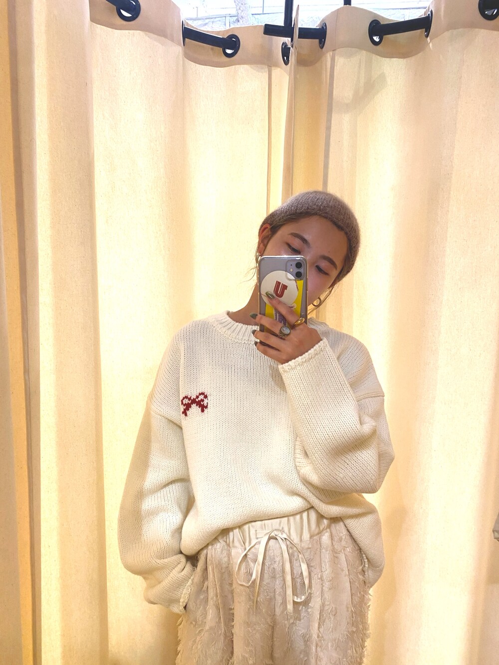 ホワイト系のニット/セーター、ホワイト系のその他パンツ、ブラウン系のブーツを着用したレディースの秋コーディネートの2枚目の写真