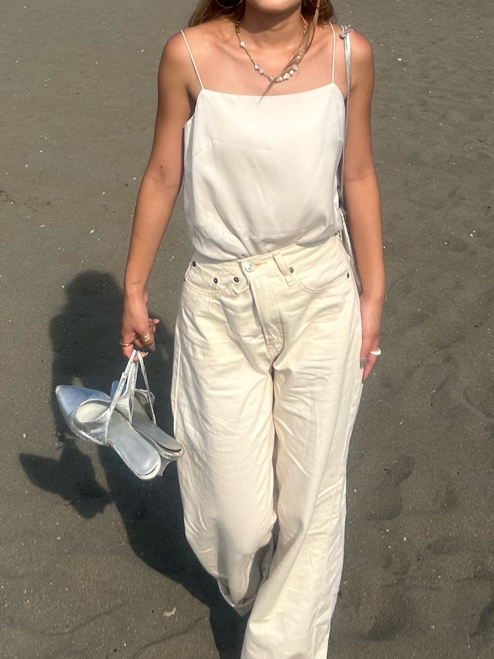 ホワイト系のデニムパンツを着用したレディースの夏コーディネートの3枚目の写真