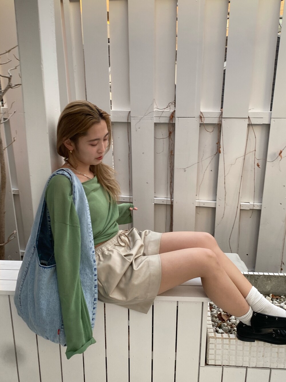 グリーン系のニット/セーター、ベージュ系のその他パンツ、ブラック系のローファーを着用したレディースの冬コーディネートの3枚目の写真