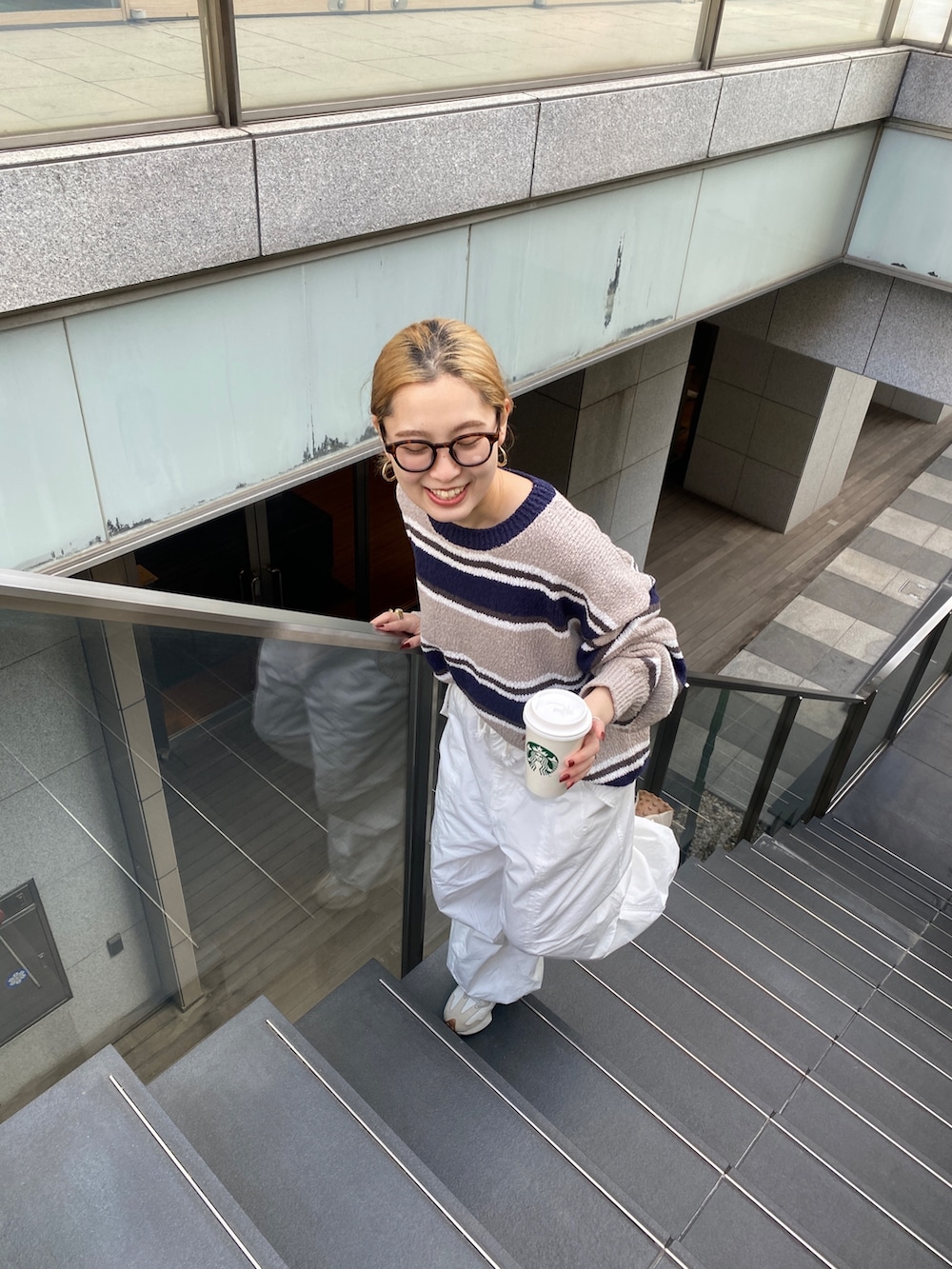 その他のニット/セーター、ホワイト系のその他パンツ、ブラウン系のメガネを着用したレディースの冬コーディネートの2枚目の写真