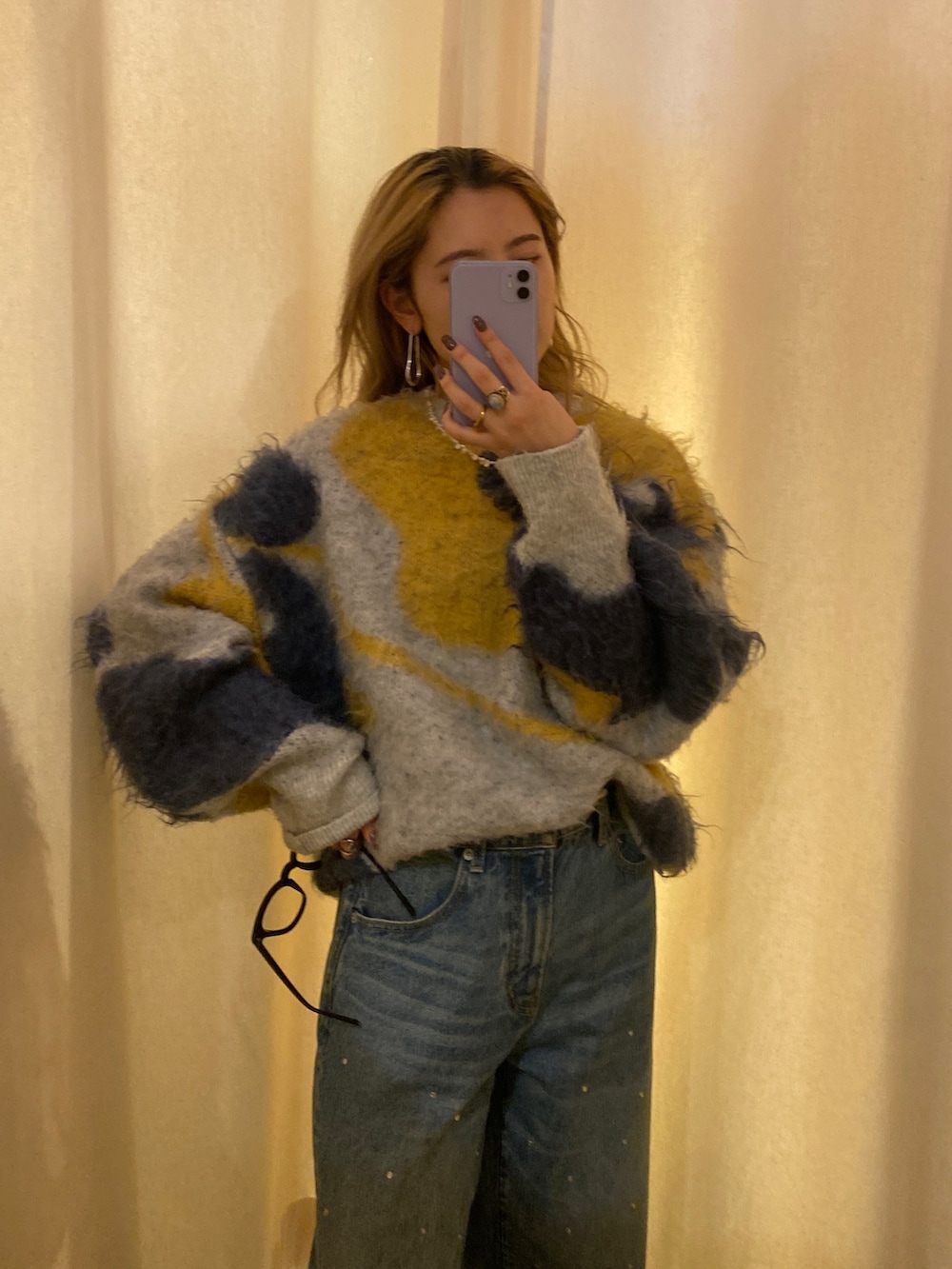 ブルー系のニット/セーター、ブルー系のデニムパンツを着用したレディースの秋コーディネートの2枚目の写真