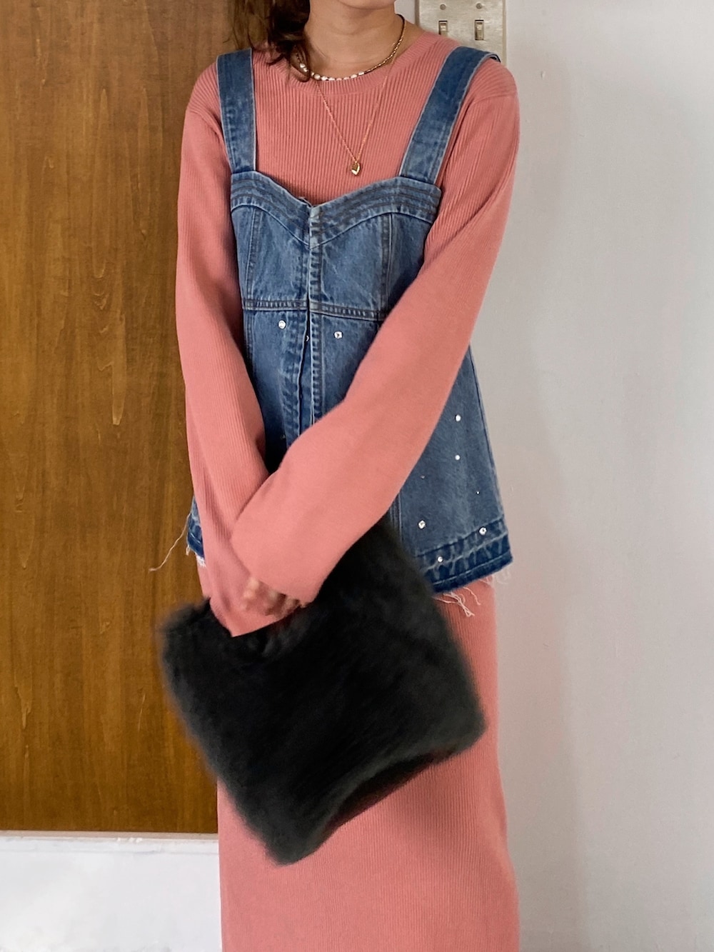 ブルー系のタンクトップ、グレー系のハンドバッグ、ピンク系のワンピースを着用したレディースの秋コーディネートの3枚目の写真