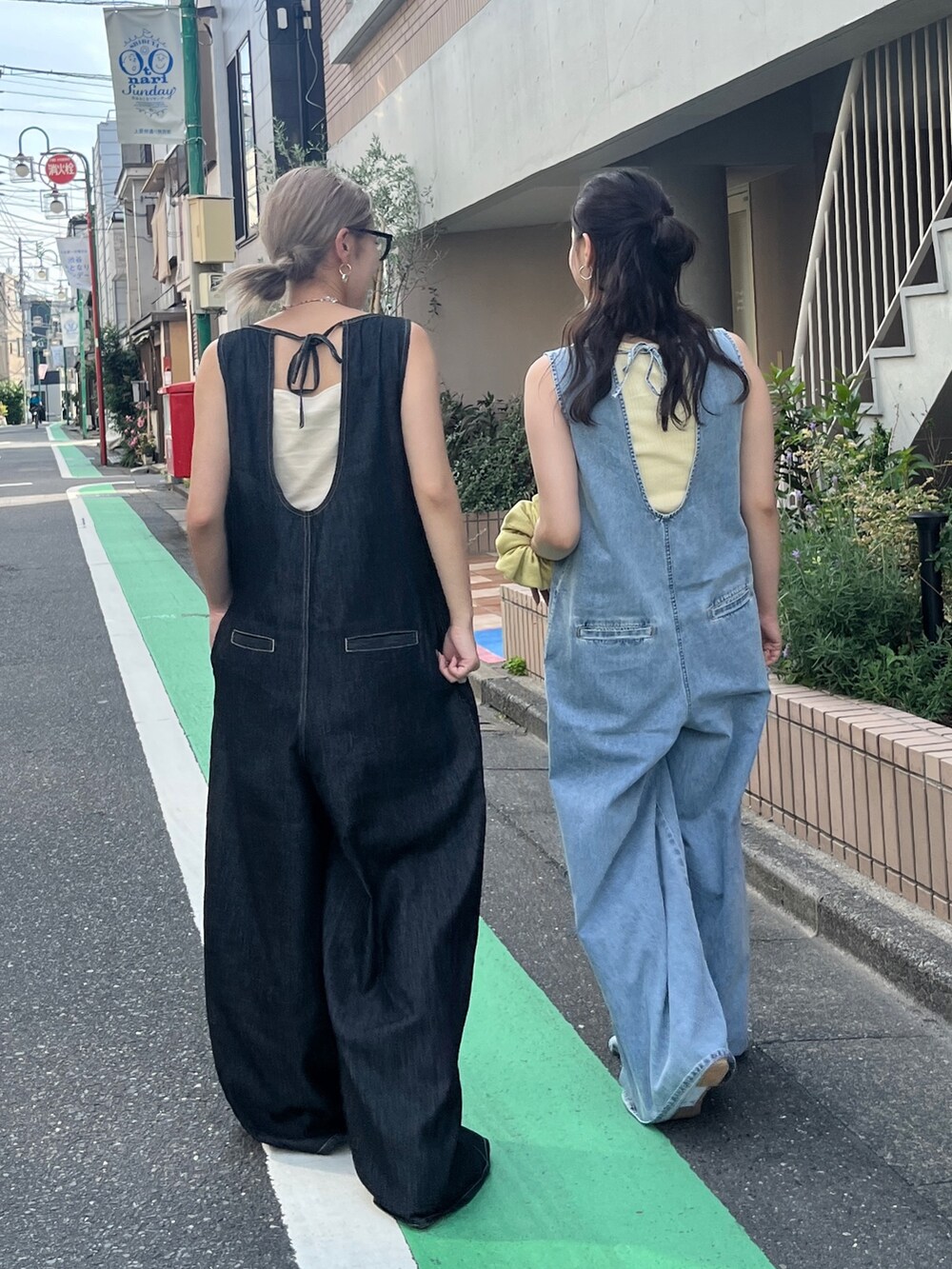 ブラック系のつなぎ/オールインワン、ホワイト系のキャミソールを着用したレディースの夏コーディネートの4枚目の写真