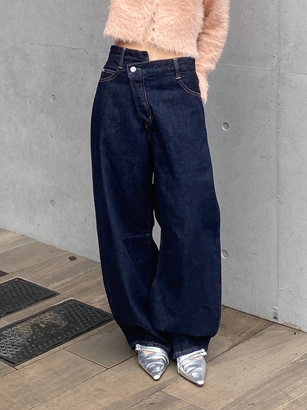 オレンジ系のカーディガン/ボレロ、ブルー系のデニムパンツ、シルバー系のパンプスを着用したレディースの秋コーディネートの4枚目の写真