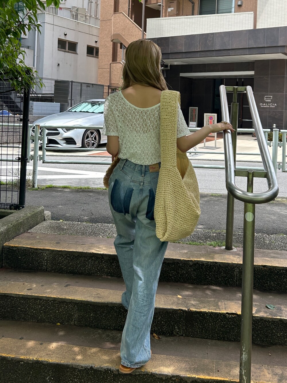 ホワイト系のTシャツ/カットソー、ブルー系のデニムパンツ、ベージュ系のハットを着用したレディースの夏コーディネートの2枚目の写真