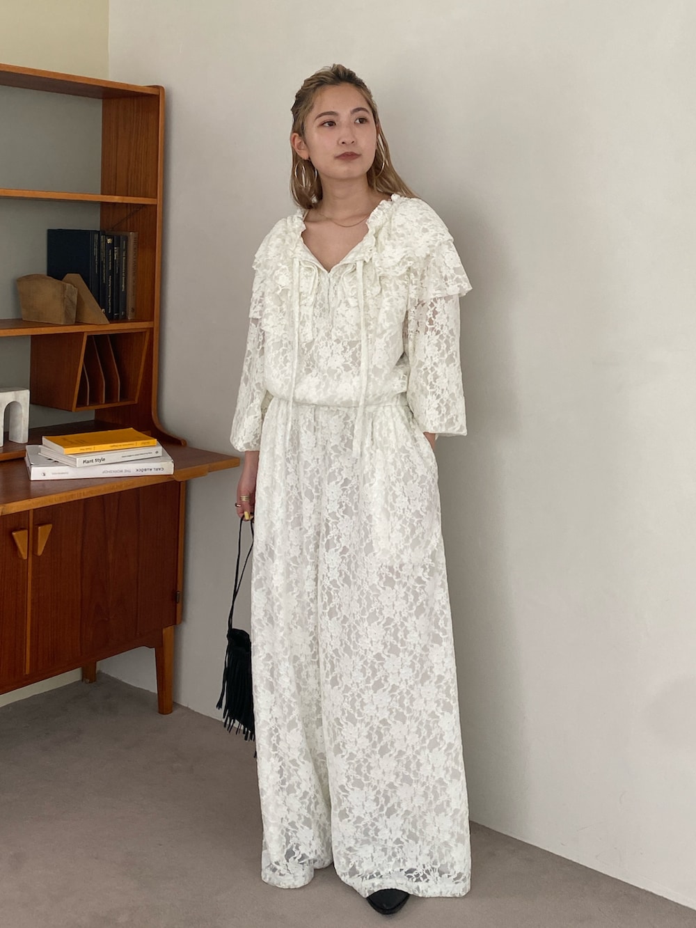 ホワイト系のつなぎ/オールインワン、ブラック系のショルダーバッグを着用したレディースの秋コーディネートの2枚目の写真