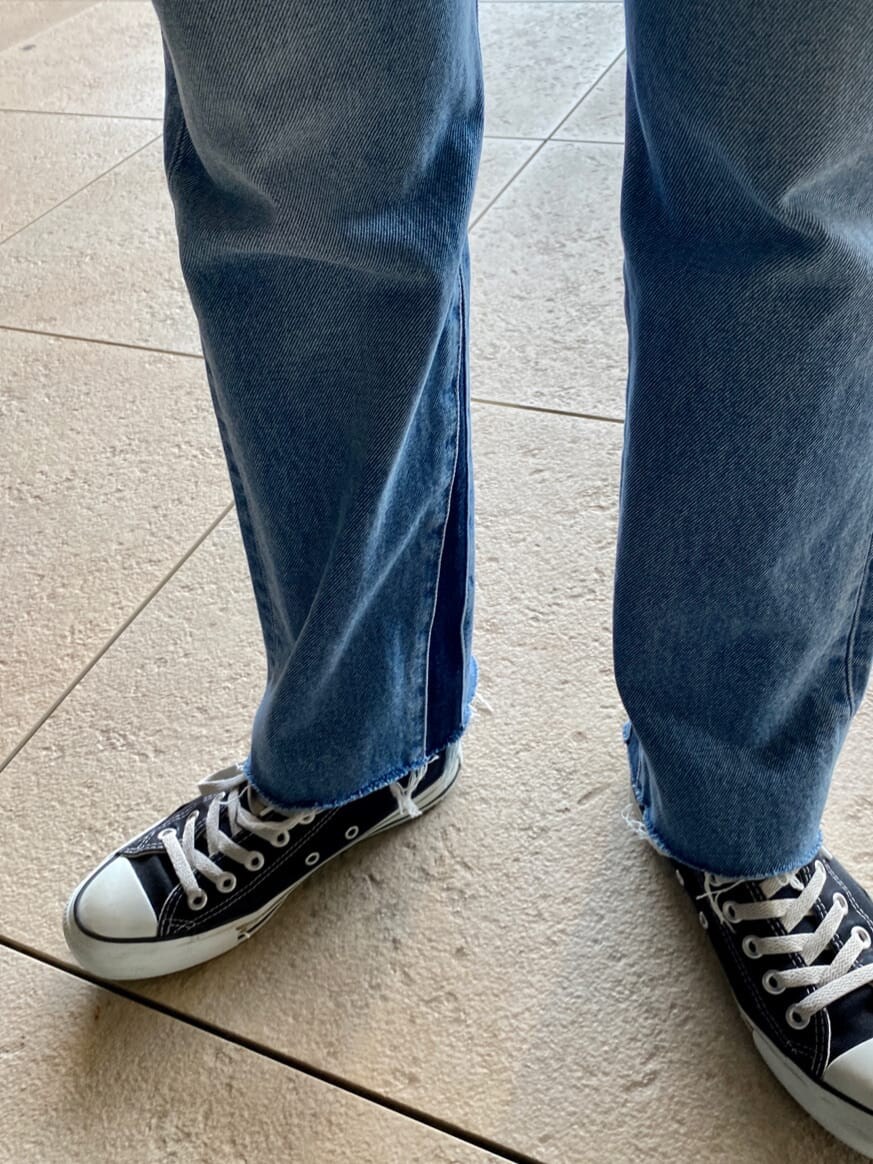 ブルー系のデニムパンツ、イエロー系のシャツ/ブラウス、ブラック系のキャミソールを着用したレディースの夏コーディネートの8枚目の写真