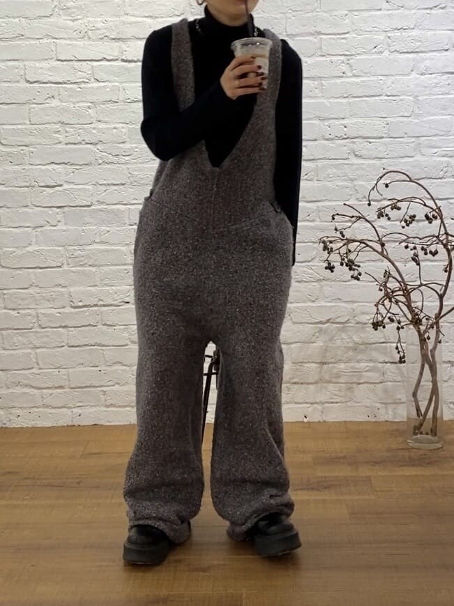 ブラック系のTシャツ/カットソー、グレー系のつなぎ/オールインワン、ブラック系のブーツを着用したレディースの秋コーディネートの2枚目の写真