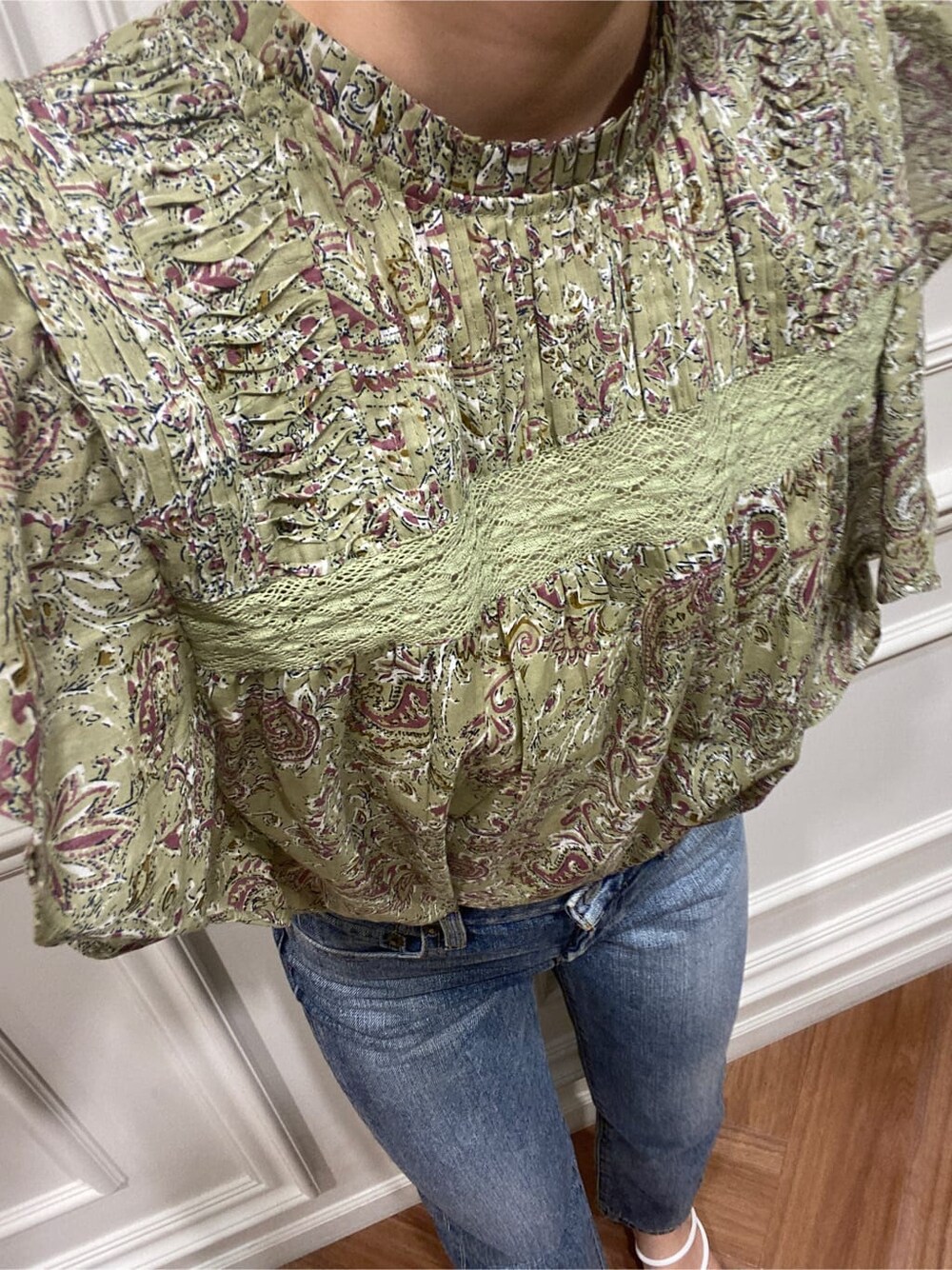 ホワイト系のサンダル、グリーン系のシャツ/ブラウス、ブルー系のデニムパンツを着用したレディースの夏コーディネートの5枚目の写真