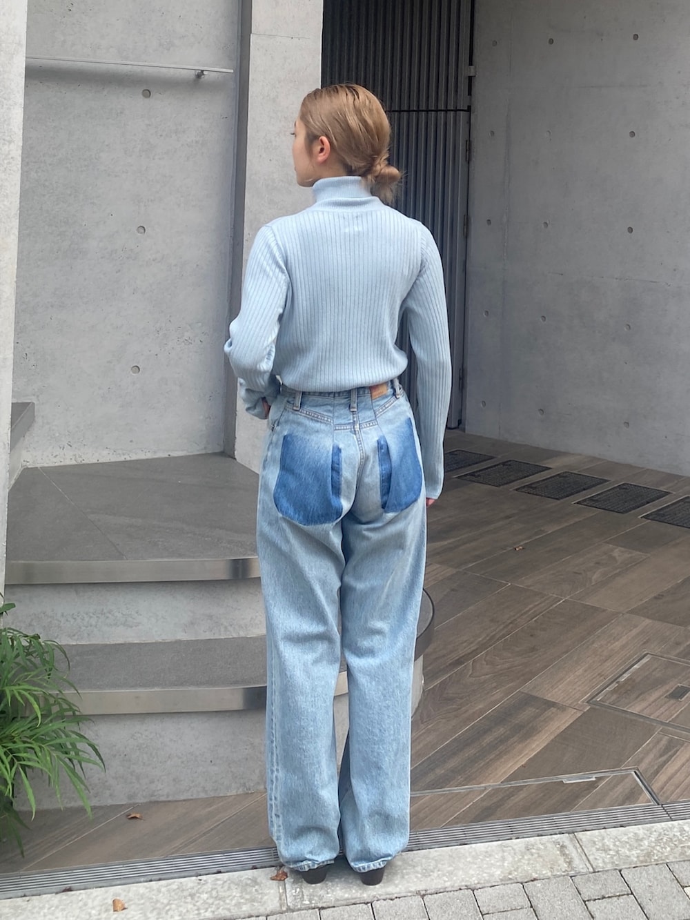 ブルー系のニット/セーター、ブルー系のデニムパンツ、ブラウン系のその他シューズを着用したレディースの秋コーディネートの3枚目の写真