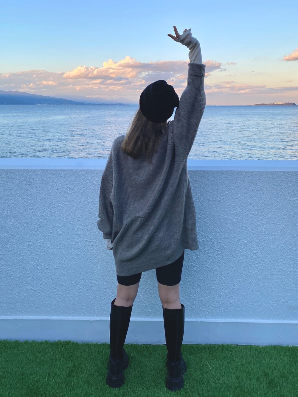 グレー系のカーディガン/ボレロ、ホワイト系のTシャツ/カットソー、ブラック系のニットキャップ/ビーニーを着用したレディースの冬コーディネートの3枚目の写真