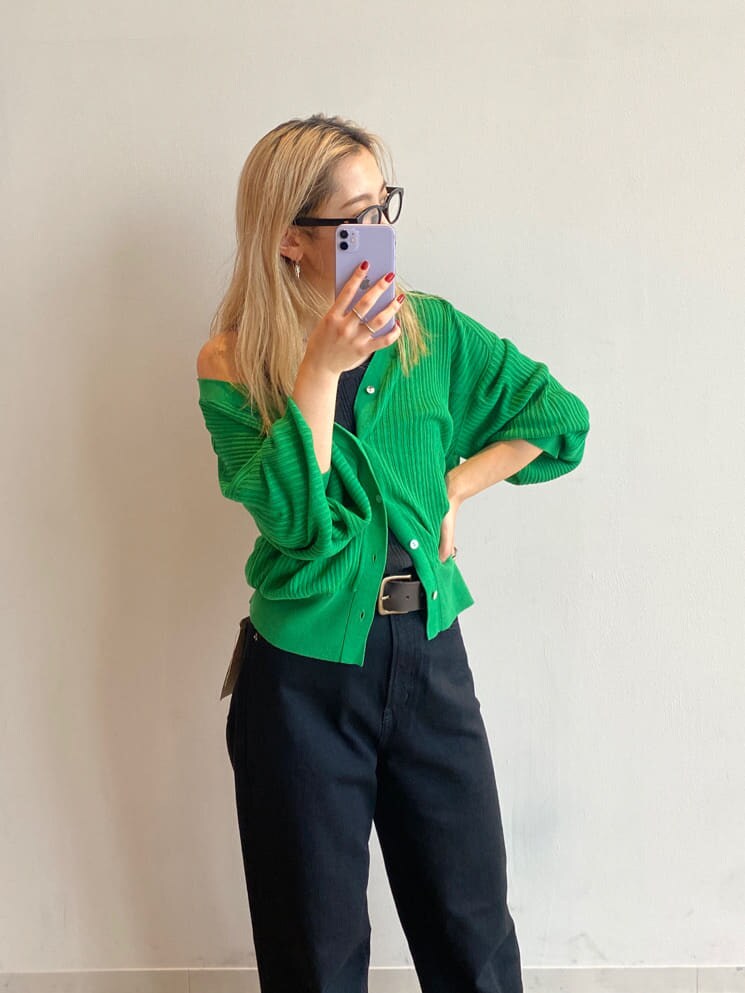 ブラック系のタンクトップ、ブラック系のパンプス、ブラック系のデニムパンツを着用したレディースの夏コーディネートの5枚目の写真