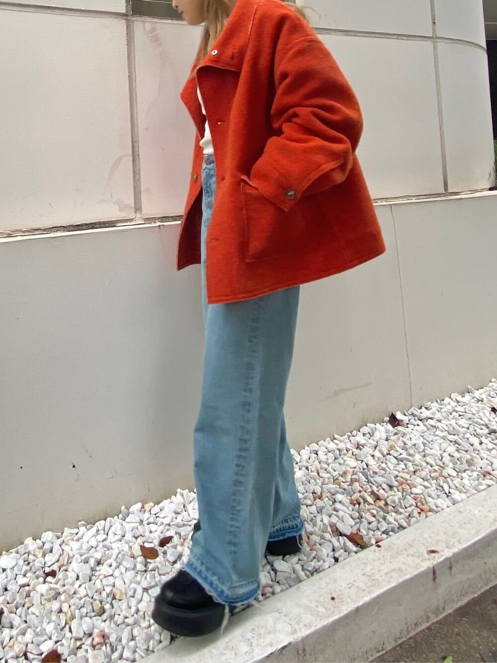 ホワイト系のTシャツ/カットソー、ブルー系のデニムパンツ、ブルー系のデニムパンツを着用したレディースの秋コーディネートの2枚目の写真