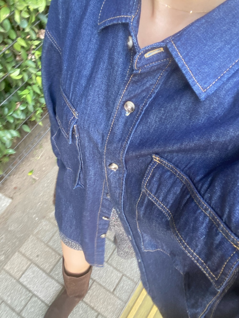 ブルー系のシャツ/ブラウス、グレー系のその他パンツ、ブラウン系のブーツを着用したレディースの冬コーディネートの6枚目の写真