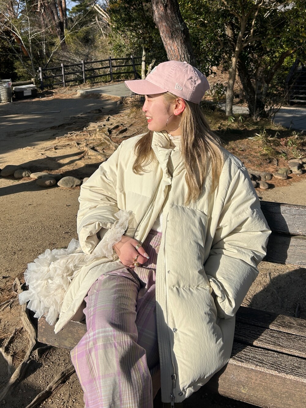 パープル系のその他パンツ、ホワイト系のショルダーバッグ、ピンク系のキャップを着用したレディースの春コーディネートの2枚目の写真