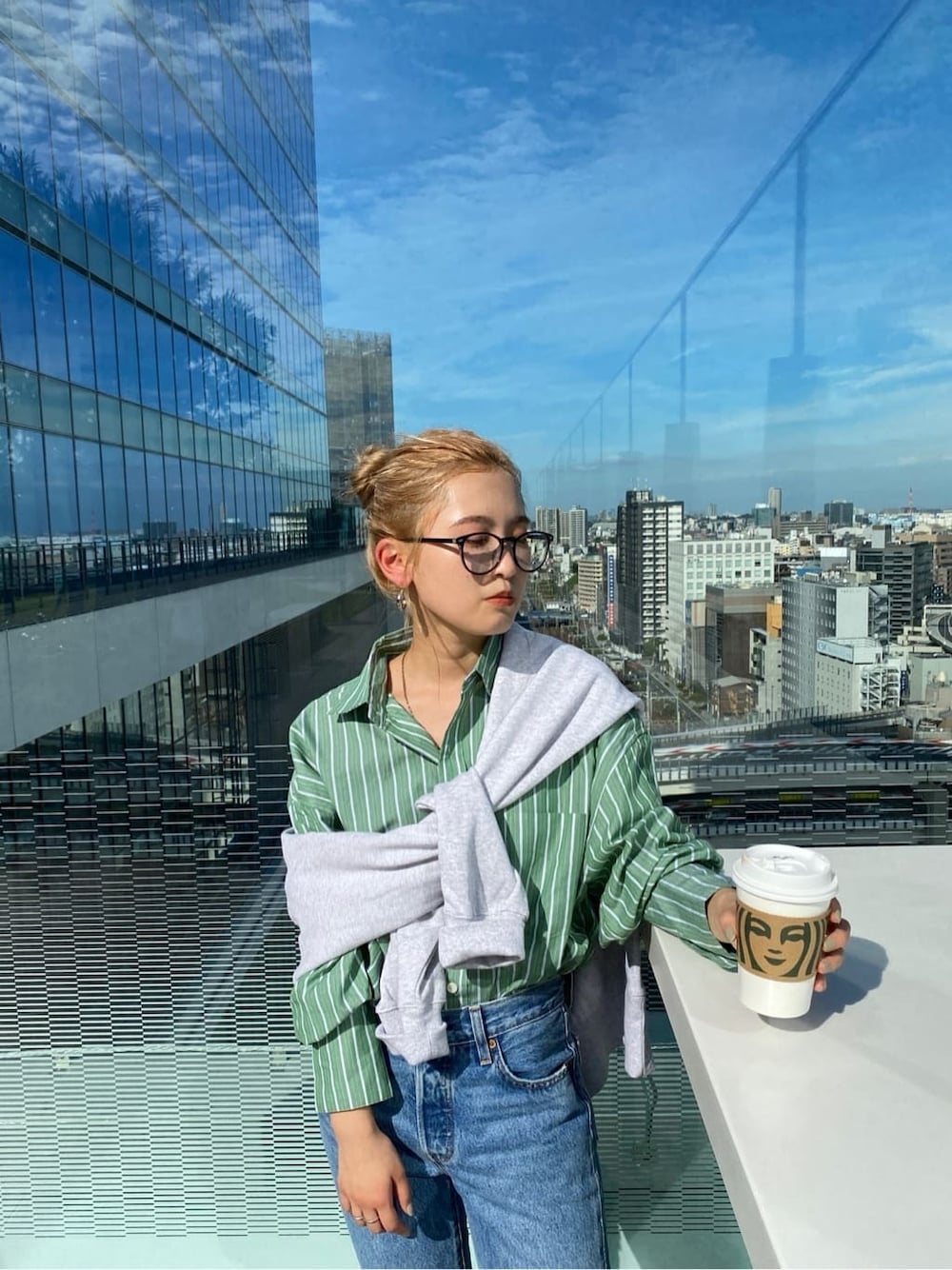 グリーン系のシャツ/ブラウス、ブラック系のパンプス、グレー系のスウェットを着用したレディースの秋コーディネートの5枚目の写真