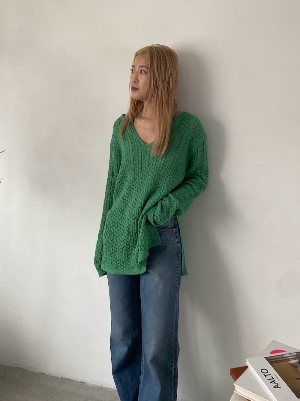 ブルー系のデニムパンツ、グリーン系のニット/セーターを着用したレディースの冬コーディネートの3枚目の写真