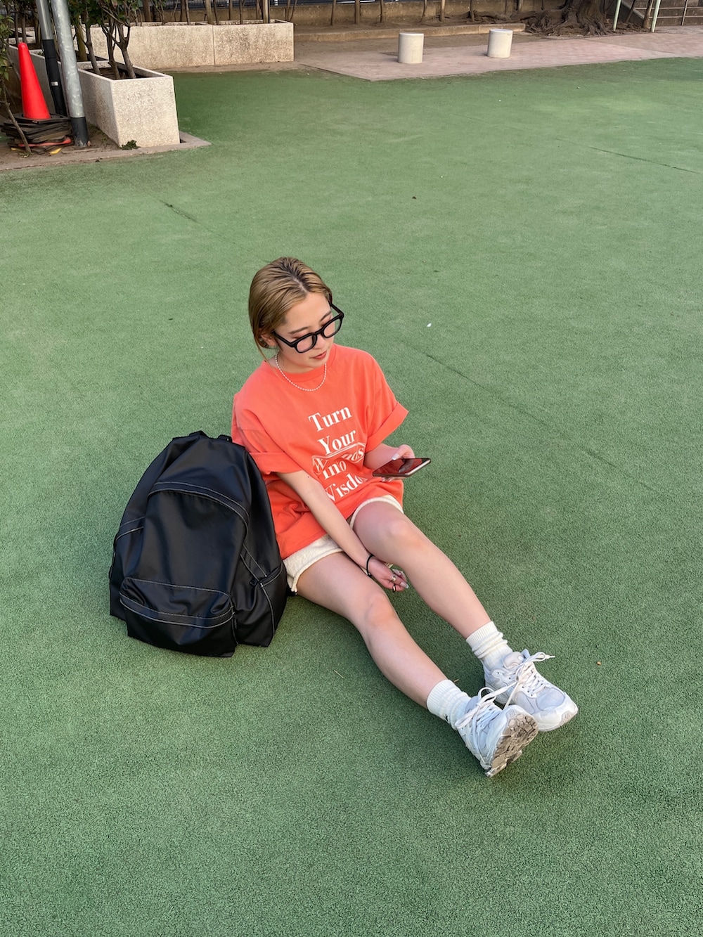オレンジ系のTシャツ/カットソー、ホワイト系のその他パンツ、ブラック系のメガネを着用したレディースの夏コーディネートの3枚目の写真